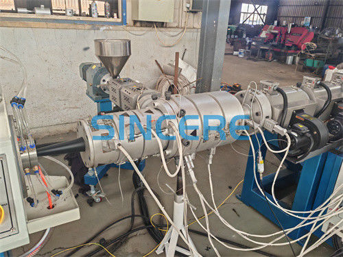 Ligne d'extrusion de tubes en plastique en PE PP PERT granulés et flocons avec garantie de 12 mois Port de Qingdao